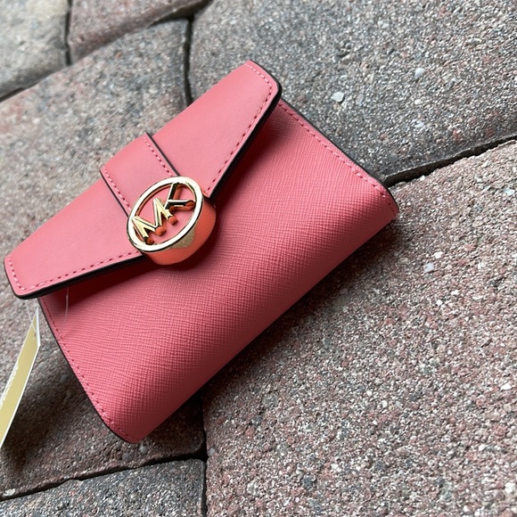 MICHAEL KORS CARMEN MEDIUM LOGO AND FAUX LEATHER WALLET GRAPEFRUIT - Picture 14 of 16